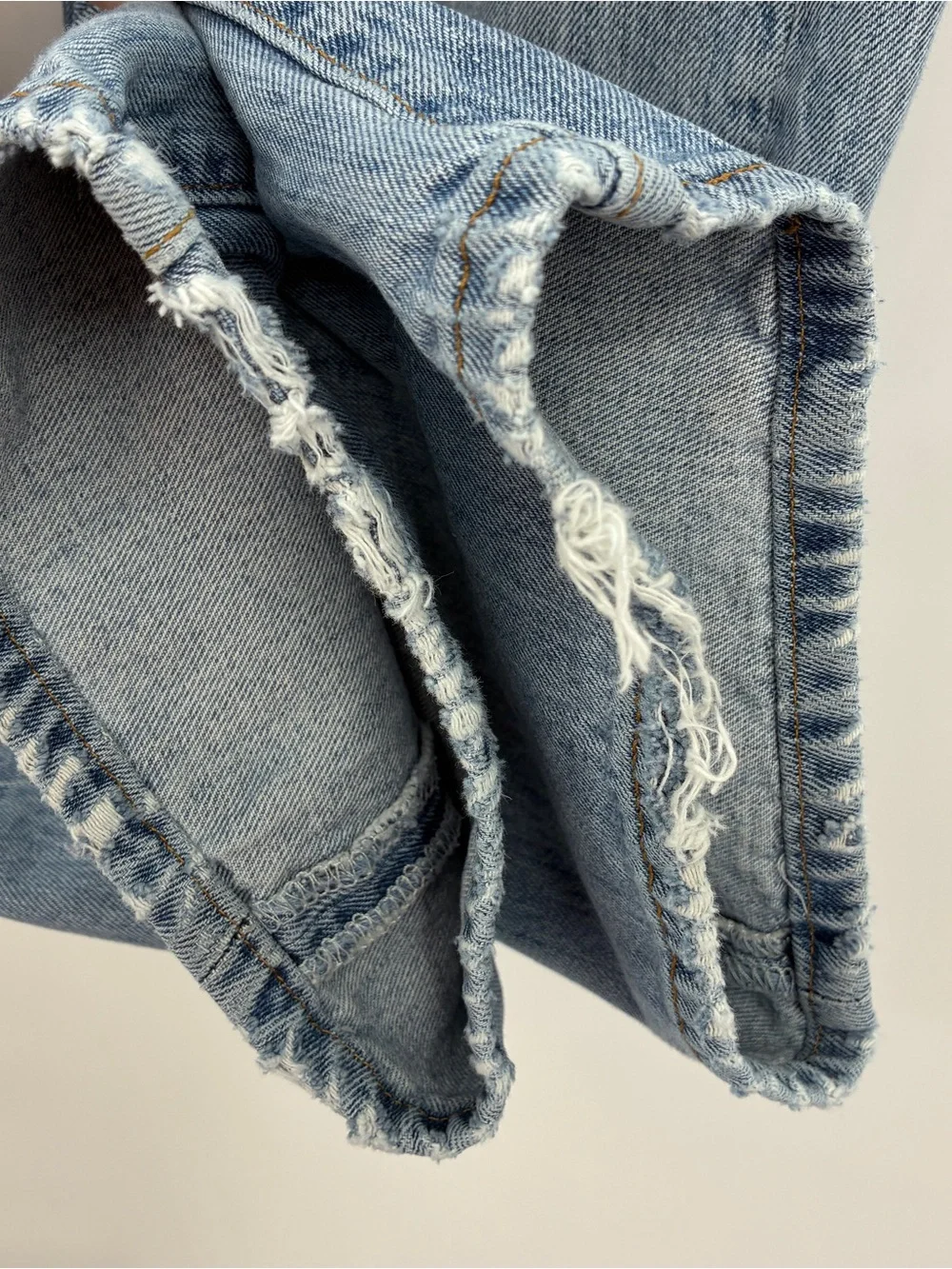 Levi’s Vintage 90s Men’s 501 Distressed Denim Jeans Button Fly Broken-In 35x29